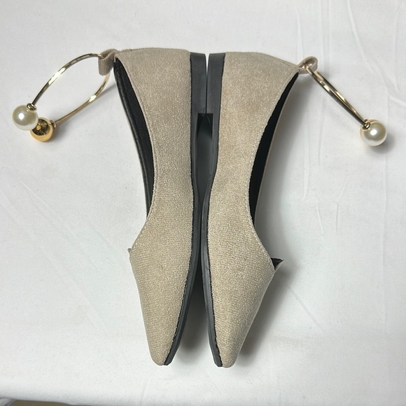 NIB Tan Flats with Pearl Accent Ankle T-Strap Detail Sz 39 - Picture 5 of 7